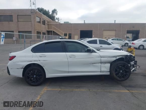 ✅ 2025 BMW 3 Series 330i xDrive • VIN: 3MW89CW01S8F49973 • Lot: 42952602. Wystawiony na IAAI z przebiegiem 440 mil. Bezpłatny archiwum sprzedaży aukcyjnych z USA i szczegółowy raport historii pojazdu na DreamBid. Zdjęcie 13.