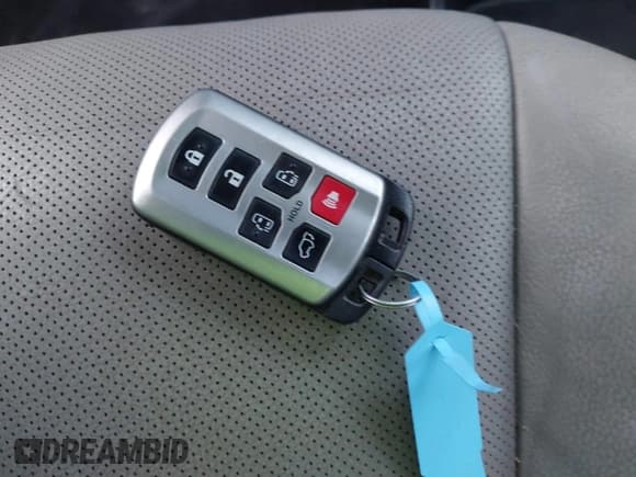 ✅ 2019 Toyota Sienna XLE • VIN: 5TDDZ3DC1KS211995 • Lot: 42763293. Listed on IAAI with 85,338 mi. Free auction sales archive from the USA and detailed vehicle history report at DreamBid. Image 11.