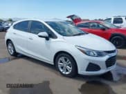 ✅ 2019 Chevrolet Cruze LS • VIN: 3G1BC6SMXKS582843 • Лот: 43314397. Опубликован ранее на IAAI с пробегом 52 277 миль. Бесплатный доступ к архиву аукционных продаж из США и подробный отчёт об истории автомобиля на DreamBid. Изображение 1.