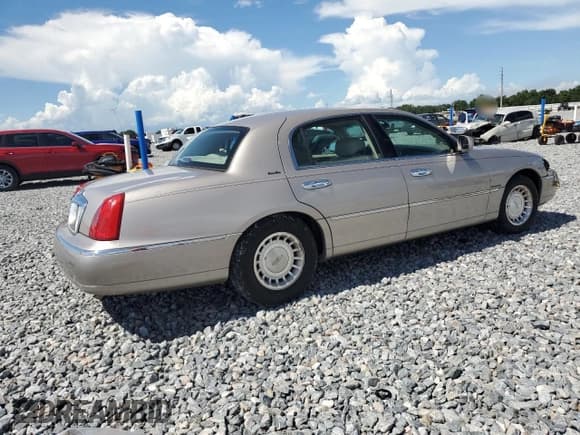 ✅ 2001 Lincoln Town Car Executive • VIN: 1LNHM81W11Y669367 • Lot: 61468865. Wystawiony na Copart z przebiegiem 124 634 mil. Bezpłatny archiwum sprzedaży aukcyjnych z USA i szczegółowy raport historii pojazdu na DreamBid. Zdjęcie 3.