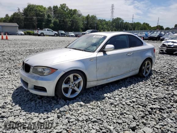 ✅ 2011 BMW 1 Series 135i • VIN: WBAUC9C52BVM08927 • Лот: 58261875. Опубликован ранее на Copart с пробегом Не указан. Бесплатный доступ к архиву аукционных продаж из США и подробный отчёт об истории автомобиля на DreamBid. Изображение 1.