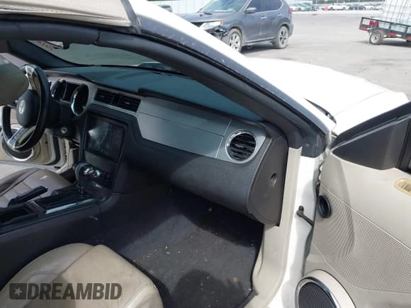 ✅ 2010 Ford Mustang V6 • VIN: 1ZVBP8EN8A5142461 • Lot: 43411465. Listed on IAAI with 170,484 mi. Free auction sales archive from the USA and detailed vehicle history report at DreamBid. Image 5.