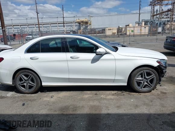 ✅ 2020 Mercedes-Benz C 300 • VIN: WDDWF8EB9LR551406 • Lot: 41958407. Wystawiony na IAAI z przebiegiem 61 663 mil. Bezpłatny archiwum sprzedaży aukcyjnych z USA i szczegółowy raport historii pojazdu na DreamBid. Zdjęcie 14.