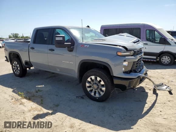 ✅ 2025 Chevrolet Silverado 2500HD Custom • VIN: 2GC4KME7XS1122705 • Lot: 56422895. Wystawiony na Copart z przebiegiem 7 276 mil. Bezpłatny archiwum sprzedaży aukcyjnych z USA i szczegółowy raport historii pojazdu na DreamBid. Zdjęcie 4.