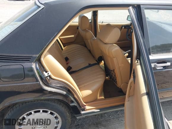 ✅ 1985 Mercedes-Benz 190 • VIN: WDBDA24C9FF097301 • Lot: 42962228. Wystawiony na IAAI z przebiegiem 67 789 mil. Bezpłatny archiwum sprzedaży aukcyjnych z USA i szczegółowy raport historii pojazdu na DreamBid. Zdjęcie 8.