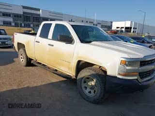 2019 Chevrolet Silverado 1500 Work Truck z VIN 2GCVKNEC1K1192035, wystawiony jako IAAI lot #43165617 z przebiegiem 118 696 mil mil oraz . Historia ofert i sprzedaży dostępna na DreamBid. Obrazek 1.