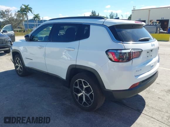 ✅ 2024 Jeep Compass Latitude • VIN: 3C4NJDBNXRT604481 • Lot: 43702930. Listed on IAAI with 44,238 mi. Free auction sales archive from the USA and detailed vehicle history report at DreamBid. Image 3.