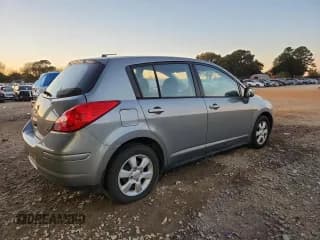 ✅ 2007 Nissan Versa SL • VIN: 3N1BC13E57L444696 • Lot: 87295155. Wystawiony na Copart z przebiegiem 240 865 mil. Bezpłatny archiwum sprzedaży aukcyjnych z USA i szczegółowy raport historii pojazdu na DreamBid. Zdjęcie 3.