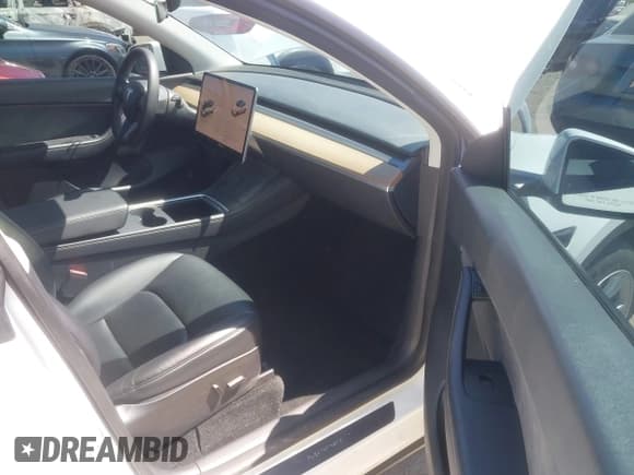 ✅ 2022 Tesla Model Y Long Range • VIN: 7SAYGDEE6NF423753 • Lot: 43165902. Wystawiony na IAAI z przebiegiem 52 678 mil. Bezpłatny archiwum sprzedaży aukcyjnych z USA i szczegółowy raport historii pojazdu na DreamBid. Zdjęcie 5.