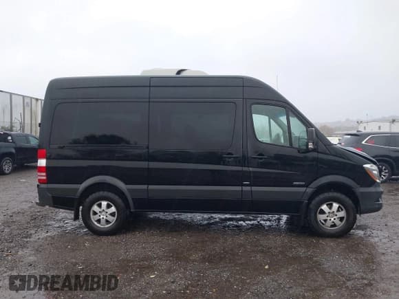 ✅ 2015 Mercedes-Benz Sprinter Passenger • VIN: WDZPE7DC7FP157196 • Lot: 43564964. Wystawiony na IAAI z przebiegiem 110 534 mil. Bezpłatny archiwum sprzedaży aukcyjnych z USA i szczegółowy raport historii pojazdu na DreamBid. Zdjęcie 13.