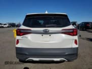 ✅ 2021 Kia Seltos LX • VIN: KNDEPCAAXM7150673 • Lot: 92498905. Wystawiony na Copart z przebiegiem 105 246 mil. Bezpłatny archiwum sprzedaży aukcyjnych z USA i szczegółowy raport historii pojazdu na DreamBid. Zdjęcie 6.