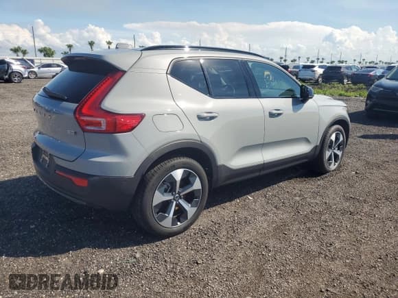 ✅ 2024 Volvo XC40 Plus Dark Theme • VIN: YV4L12UL6R2346448 • Лот: 87303585. Опубликован ранее на Copart с пробегом 3 335 миль. Бесплатный доступ к архиву аукционных продаж из США и подробный отчёт об истории автомобиля на DreamBid. Изображение 3.