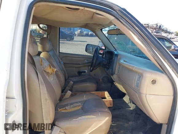 ✅ 2005 Chevrolet Silverado 2500HD LT • VIN: 1GCHC23UX5F811703 • Lot: 43603568. Wystawiony na IAAI z przebiegiem 254 895 mil. Bezpłatny archiwum sprzedaży aukcyjnych z USA i szczegółowy raport historii pojazdu na DreamBid. Zdjęcie 5.