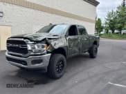 ✅ 2020 Ram 2500 Tradesman • VIN: 3C6UR5CL1LG308828 • Lot: 64524495. Wystawiony na Copart z przebiegiem 86 719 mil. Bezpłatny archiwum sprzedaży aukcyjnych z USA i szczegółowy raport historii pojazdu na DreamBid. Zdjęcie 2.
