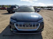 ✅ 2019 Audi e-tron Prestige • VIN: WA1VABGE8KB021079 • Lot: 51440093. Wystawiony na Copart z przebiegiem Nie podano. Bezpłatny archiwum sprzedaży aukcyjnych z USA i szczegółowy raport historii pojazdu na DreamBid. Zdjęcie 5.