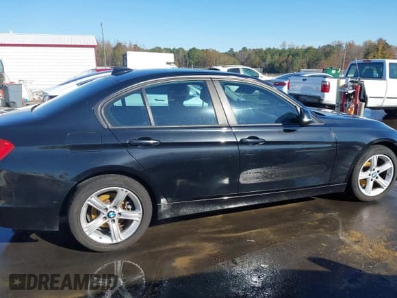 ✅ 2015 BMW 3 Series 320i xDrive • VIN: WBA3C3G58FNS74921 • Lot: 43727850. Wystawiony na IAAI z przebiegiem 103 152 mil. Bezpłatny archiwum sprzedaży aukcyjnych z USA i szczegółowy raport historii pojazdu na DreamBid. Zdjęcie 13.