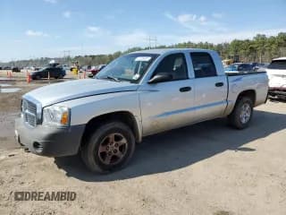 ✅ 2007 Dodge Dakota ST • VIN: 1D7HW28P17S184237 • Лот: 43230605. Опубликован ранее на Copart с пробегом 151 993 миль. Бесплатный доступ к архиву аукционных продаж из США и подробный отчёт об истории автомобиля на DreamBid. Изображение 1.