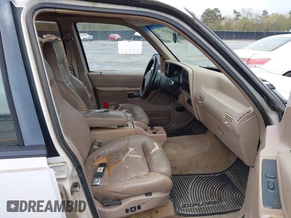 ✅ 1994 Ford Explorer Eddie Bauer • VIN: 1FMDU32X5RUE53856 • Lot: 41820679. Wystawiony na IAAI z przebiegiem 231 000 mil. Bezpłatny archiwum sprzedaży aukcyjnych z USA i szczegółowy raport historii pojazdu na DreamBid. Zdjęcie 5.