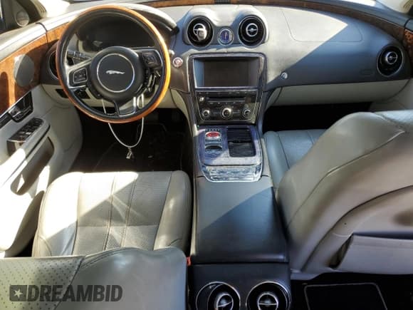 ✅ 2012 Jaguar XJ • VIN: SAJWA1CB1CLV31450 • Лот: 46883875. Опубликован ранее на Copart с пробегом 150 268 миль. Бесплатный доступ к архиву аукционных продаж из США и подробный отчёт об истории автомобиля на DreamBid. Изображение 8.