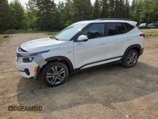 ✅ 2021 Kia Seltos S • VIN: KNDEUCAA4M7133926 • Лот: 65390595. Опубликован ранее на Copart с пробегом 121 967 миль. Бесплатный доступ к архиву аукционных продаж из США и подробный отчёт об истории автомобиля на DreamBid. Изображение 1.