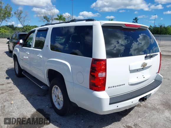 2011 Chevrolet Suburban LT z VIN 1GNSKJE37BR287743, wystawiony jako IAAI lot #43421710 z przebiegiem 185 701 mil mil oraz . Historia ofert i sprzedaży dostępna na DreamBid. Obrazek 3.