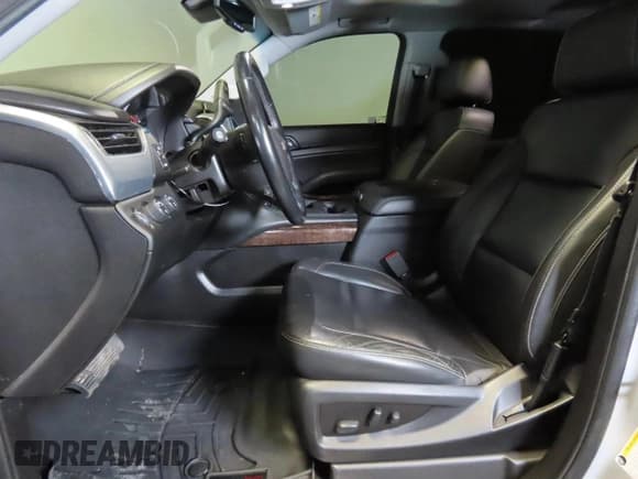 ✅ 2018 Chevrolet Suburban LT • VIN: 1GNSKHKC9JR395664 • Lot: 48152065. Wystawiony na Copart z przebiegiem 84 267 mil. Bezpłatny archiwum sprzedaży aukcyjnych z USA i szczegółowy raport historii pojazdu na DreamBid. Zdjęcie 9.