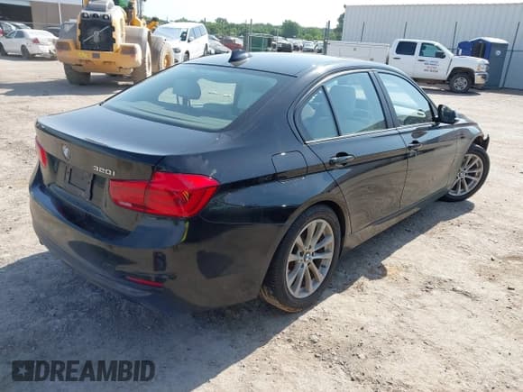 ✅ 2018 BMW 3 Series 320i • VIN: WBA8E1G56JNU92529 • Lot: 42712310. Wystawiony na IAAI z przebiegiem 154 596 mil. Bezpłatny archiwum sprzedaży aukcyjnych z USA i szczegółowy raport historii pojazdu na DreamBid. Zdjęcie 4.