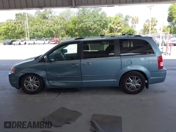 ✅ 2010 Chrysler Town & Country Limited • VIN: 2A4RR7DX4AR451835 • Lot: 42292260. Wystawiony na IAAI z przebiegiem 184 666 mil. Bezpłatny archiwum sprzedaży aukcyjnych z USA i szczegółowy raport historii pojazdu na DreamBid. Zdjęcie 14.