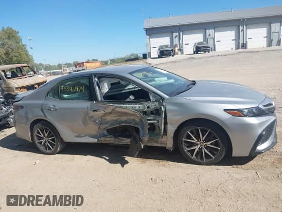 2022 Toyota Camry SE z VIN 4T1G11AK5NU018670, wystawiony jako IAAI lot #43344974 z przebiegiem 122 219 mil mil oraz . Historia ofert i sprzedaży dostępna na DreamBid. Obrazek 6.