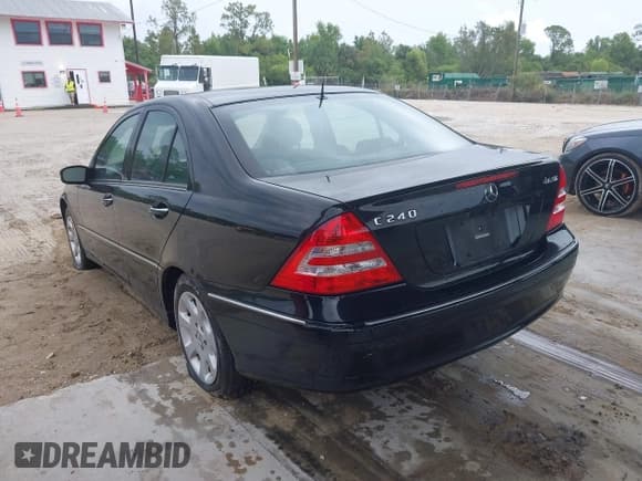 ✅ 2005 Mercedes-Benz C 240 • VIN: WDBRF81J05F557070 • Lot: 42242556. Listed on IAAI with 113,139 mi. Free auction sales archive from the USA and detailed vehicle history report at DreamBid. Image 3.