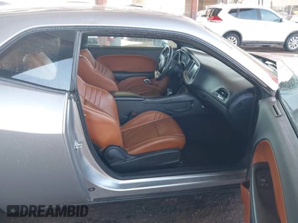 ✅ 2015 Dodge Challenger SRT 392 • VIN: 2C3CDZDJ9FH714212 • Lot: 43531322. Wystawiony na IAAI z przebiegiem 79 828 mil. Bezpłatny archiwum sprzedaży aukcyjnych z USA i szczegółowy raport historii pojazdu na DreamBid. Zdjęcie 5.