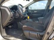 ✅ 2018 Nissan Rogue SV • VIN: JN1BJ1CP0JW165066 • Лот: 85289295. Опубликован ранее на Copart с пробегом 83 868 миль. Бесплатный доступ к архиву аукционных продаж из США и подробный отчёт об истории автомобиля на DreamBid. Изображение 7.