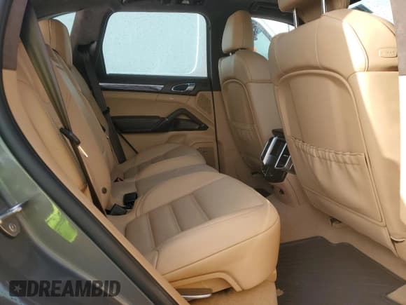 ✅ 2016 Porsche Cayenne Turbo • VIN: WP1AC2A23GLA89044 • Lot: 41512034. Wystawiony na Copart z przebiegiem 27 937 mil. Bezpłatny archiwum sprzedaży aukcyjnych z USA i szczegółowy raport historii pojazdu na DreamBid. Zdjęcie 10.