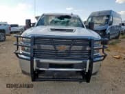 ✅ 2017 Chevrolet Silverado 2500HD Work Truck • VIN: 1GC1KUEY8HF170295 • Lot: 70995415. Wystawiony na Copart z przebiegiem 202 106 mil. Bezpłatny archiwum sprzedaży aukcyjnych z USA i szczegółowy raport historii pojazdu na DreamBid. Zdjęcie 5.