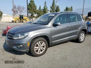 ✅ 2013 Volkswagen Tiguan SE • VIN: WVGAV7AX2DW023093 • Lot: 64694405. Wystawiony na Copart z przebiegiem 137 460 mil. Bezpłatny archiwum sprzedaży aukcyjnych z USA i szczegółowy raport historii pojazdu na DreamBid. Zdjęcie 1.