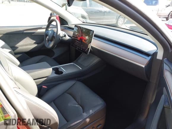 ✅ 2024 Tesla Model Y Long Range • VIN: 7SAYGDEE9RF199805 • Lot: 42018221. Wystawiony na IAAI z przebiegiem 7 359 mil. Bezpłatny archiwum sprzedaży aukcyjnych z USA i szczegółowy raport historii pojazdu na DreamBid. Zdjęcie 5.