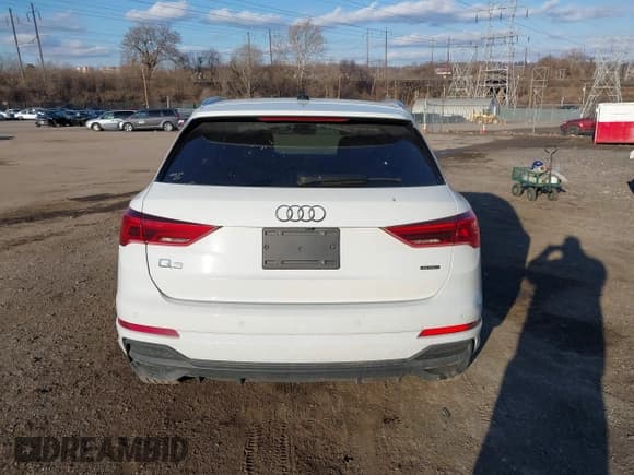 ✅ 2023 Audi Q3 S line Premium Plus • VIN: WA1EECF37P1025146 • Lot: 41520532. Wystawiony na IAAI z przebiegiem 36 717 mil. Bezpłatny archiwum sprzedaży aukcyjnych z USA i szczegółowy raport historii pojazdu na DreamBid. Zdjęcie 16.
