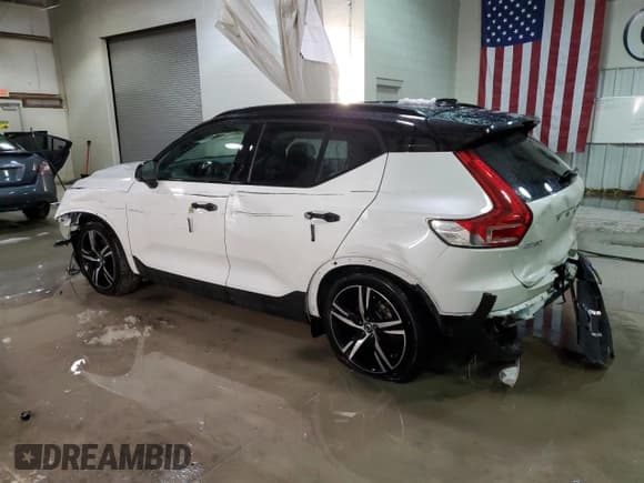 ✅ 2022 Volvo XC40 R-Design • VIN: YV4162UM8N2740626 • Lot: 37600343. Listed on Copart with 9,780 mi. Free auction sales archive from the USA and detailed vehicle history report at DreamBid. Image 2.