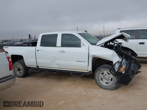 ✅ 2019 Chevrolet Silverado 2500HD LT • VIN: 1GC1KSEG3KF123629 • Lot: 41554328. Wystawiony na IAAI z przebiegiem Nie podano. Bezpłatny archiwum sprzedaży aukcyjnych z USA i szczegółowy raport historii pojazdu na DreamBid. Zdjęcie 13.