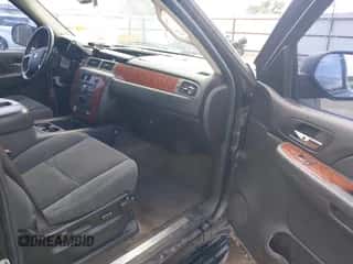 ✅ 2008 Chevrolet Suburban LTZ • VIN: 1GNFC160X8R252335 • Lot: 43109812. Wystawiony na IAAI z przebiegiem 324 571 mil. Bezpłatny archiwum sprzedaży aukcyjnych z USA i szczegółowy raport historii pojazdu na DreamBid. Zdjęcie 5.