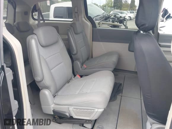 ✅ 2010 Chrysler Town & Country LX • VIN: 2A4RR2D18AR448743 • Lot: 42054602. Wystawiony na IAAI z przebiegiem 191 196 mil. Bezpłatny archiwum sprzedaży aukcyjnych z USA i szczegółowy raport historii pojazdu na DreamBid. Zdjęcie 8.