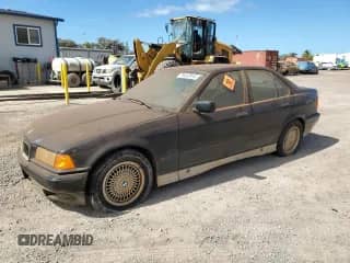 1993 BMW 3 Series z VIN WBACB3316PFE10919, wystawiony jako Copart lot #76412814 z przebiegiem 113 386 mil mil oraz Czysty tytuł • Clean title. Historia ofert i sprzedaży dostępna na DreamBid. Obrazek 1.