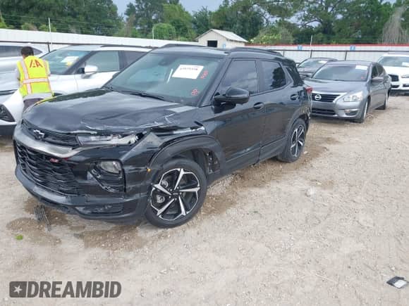 2023 Chevrolet TrailBlazer RS z VIN KL79MTSL4PB125521, wystawiony jako IAAI lot #42979358 z przebiegiem 80 834 mil mil oraz . Historia ofert i sprzedaży dostępna na DreamBid. Obrazek 2.