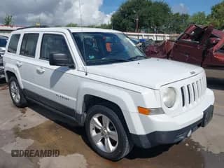 ✅ 2013 Jeep Patriot Latitude • VIN: 1C4NJPFA4DD197166 • Lot: 42590581. Wystawiony na IAAI z przebiegiem 99 126 mil. Bezpłatny archiwum sprzedaży aukcyjnych z USA i szczegółowy raport historii pojazdu na DreamBid. Zdjęcie 1.