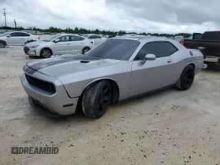 2013 Dodge Challenger R/T Plus z VIN 2C3CDYBT3DH685978, wystawiony jako Copart lot #58119844 z przebiegiem 130 012 mil mil oraz Szkoda całkowita • Salvage title. Historia ofert i sprzedaży dostępna na DreamBid. Obrazek 1.
