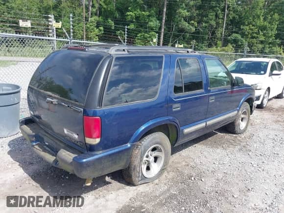 2000 Chevrolet Blazer LS z VIN 1GNCS13W3YK144615, wystawiony jako IAAI lot #42549560 z przebiegiem 203 875 mil mil oraz . Historia ofert i sprzedaży dostępna na DreamBid. Obrazek 4.