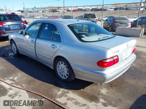 ✅ 2001 Mercedes-Benz E 320 • VIN: WDBJF65J11B346988 • Лот: 43883696. Опубликован ранее на IAAI с пробегом 205 211 миль. Бесплатный доступ к архиву аукционных продаж из США и подробный отчёт об истории автомобиля на DreamBid. Изображение 3.