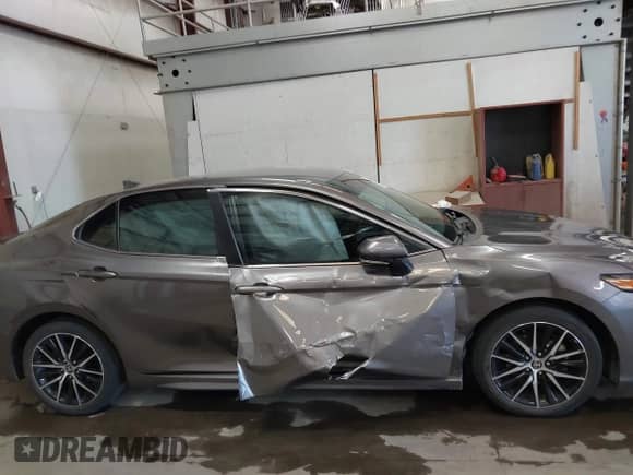 2021 Toyota Camry SE with VIN 4T1G11BK1MU040291, listed as a IAAI auction lot 42707325 with 39,267 mi miles and . Bid and sale history available at DreamBid. Image 13.