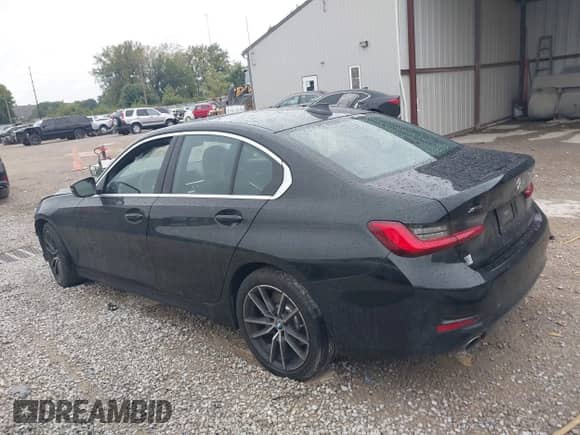 2020 BMW 3 Series 330i xDrive z VIN 3MW5R7J03L8B19154, wystawiony jako IAAI lot #43118571 z przebiegiem 32 086 mil mil oraz . Historia ofert i sprzedaży dostępna na DreamBid. Obrazek 3.