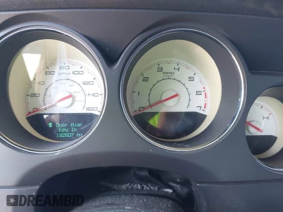 ✅ 2013 Dodge Challenger R/T Classic • VIN: 2C3CDYBT1DH670959 • Lot: 43122426. Wystawiony na IAAI z przebiegiem 132 507 mil. Bezpłatny archiwum sprzedaży aukcyjnych z USA i szczegółowy raport historii pojazdu na DreamBid. Zdjęcie 7.